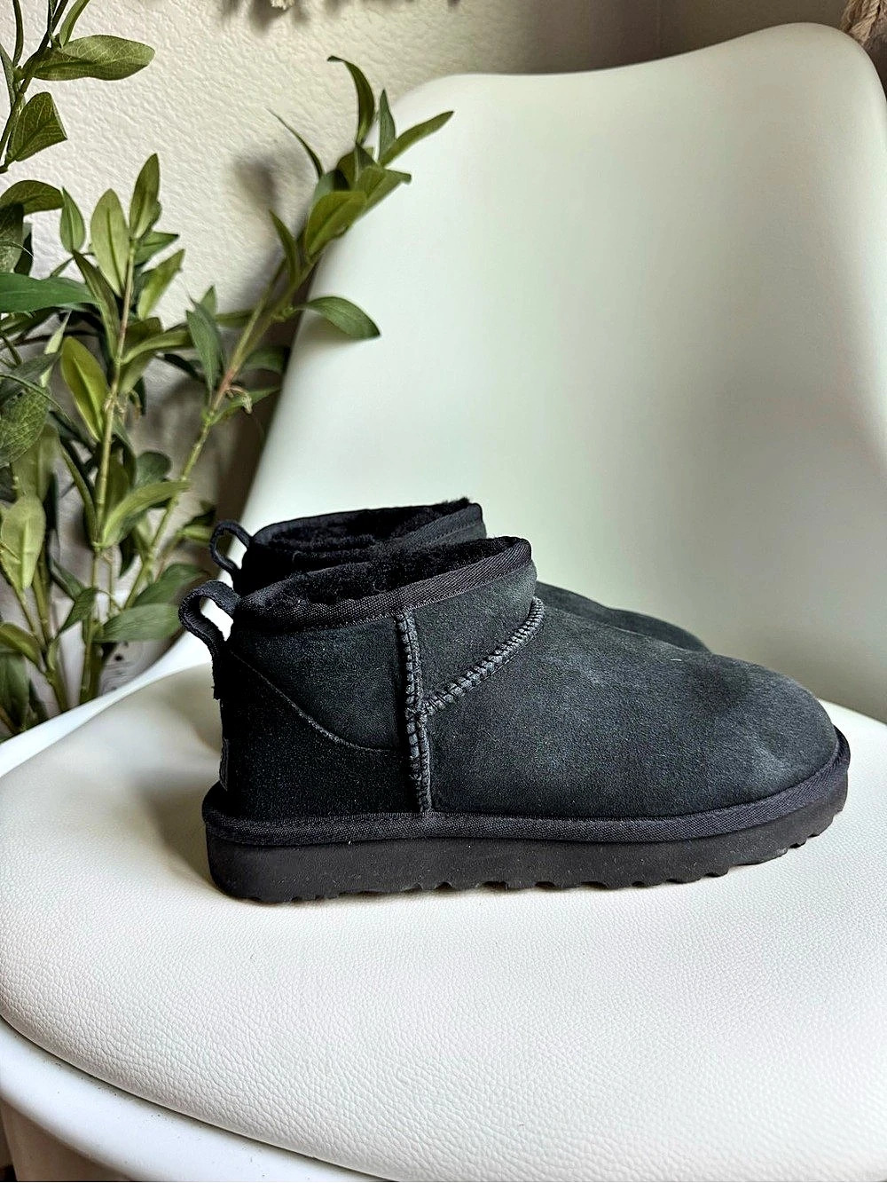 UGG Classic Ultra Mini Boots Womens 7 Black Suede Sheepskin 1116109